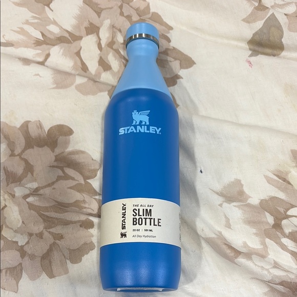 Stanley Blue Slim Bottle 20 oz - Picture 1 of 6
